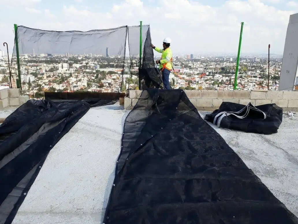28_Malla-Antiescombro-Proteccion-En-Obra-seguridad-economica-certificada-para-altura-profesional